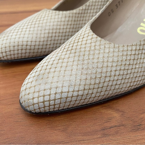 Vintage SALVATORE FERRAGAMO Nude Beige Micro Waffle Suede Heel Pumps Size 6 AAAA - Picture 4 of 15